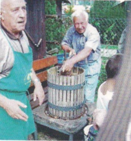 Apfelsaftpressen beim Herbstfest